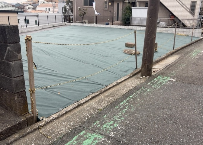 土地の前の道路に消火栓が設置されていることがあります。この場合、道路交通法第45条第1項により、駐車禁止の場所が指定されています。そのため、車庫などの駐車スペースをつくることができない場合があります。