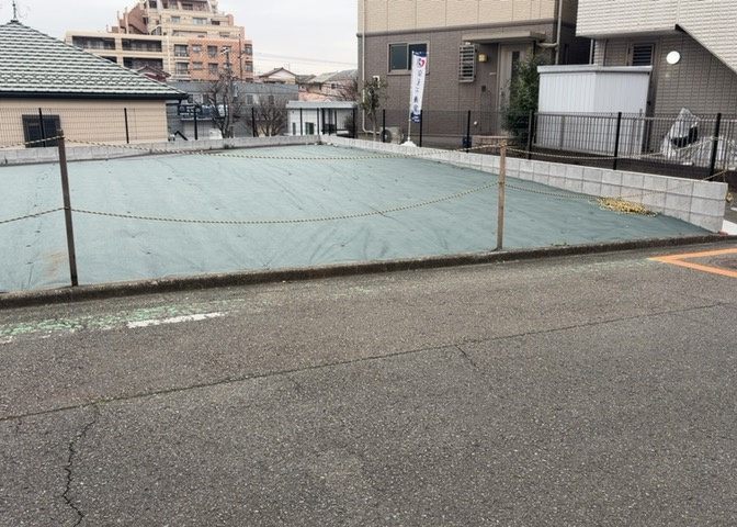 現地に行くなら、物件の周囲の地形がどうなっているかを見ることも大切です。周辺より低くなっている土地では、大雨などで水が集まりやすいため、地盤が弱くなっているということも考えられるため、注意が必要です。