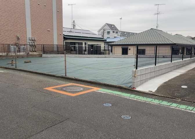 土地購入を検討されている場合、境界杭がない状態で購入してしまうと境界確定測量をする必要があり、費用がかかります。購入の前に、売主、隣土地所有者立ち合いのもと境界を確定し境界杭を設置するのがベストです。