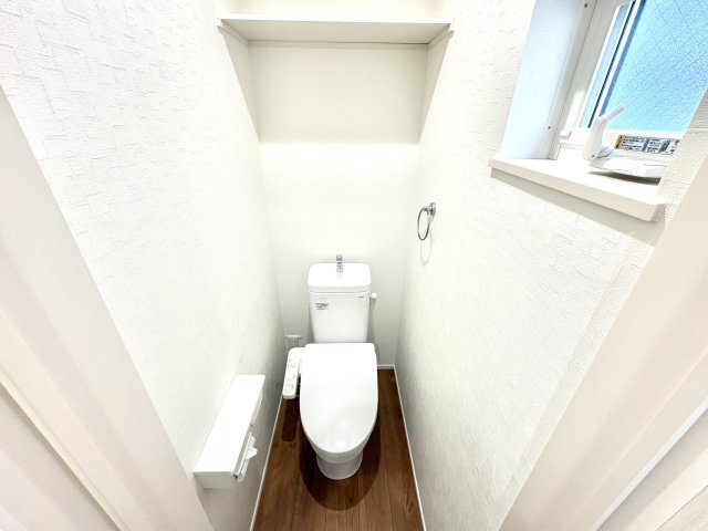 窓が有り換気がしやすいトイレです、温水洗浄付