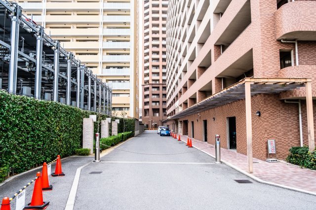 【敷地内駐車場】敷地内駐車場へ向かう車路です！敷地内の安心に配慮した、歩車分離設計！