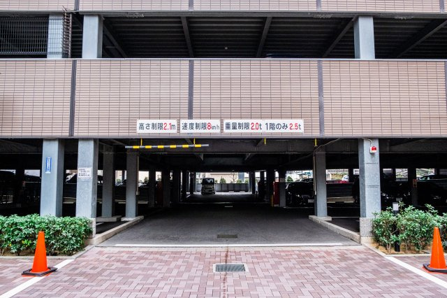 【駐車場出入口】きちんと整備されたきれいな駐車場です！十分な広さがあり、車の出し入れもスムーズ！