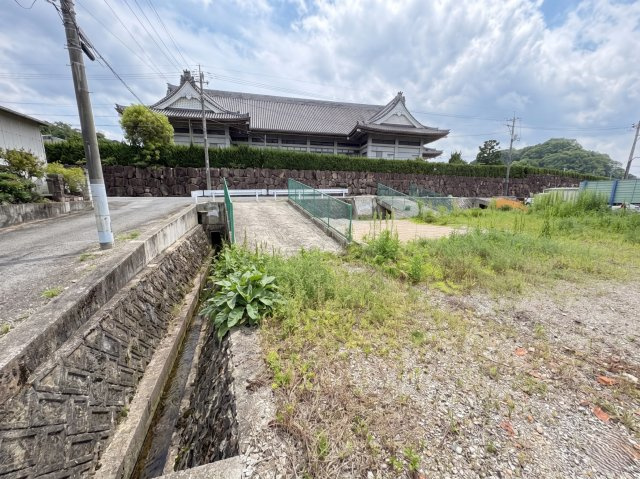 南側公道に面しており、陽あたりや風通しの良さが期待できる売土地です。前面道路は幅員にゆとりがあり、お車のすれ違いや駐車時にも安心感のある環境。周辺は戸建住宅が立ち並ぶ落ち着いた街並みとなっています。