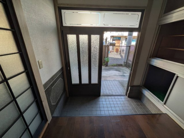 広めに確保された玄関スペースでゆったりとした出入りが可能。段差も適度で使いやすく、家族での同時利用にも対応できます。室内へと続く動線もスムーズで、採光も確保されているため明るさを感じられる玄関空間です