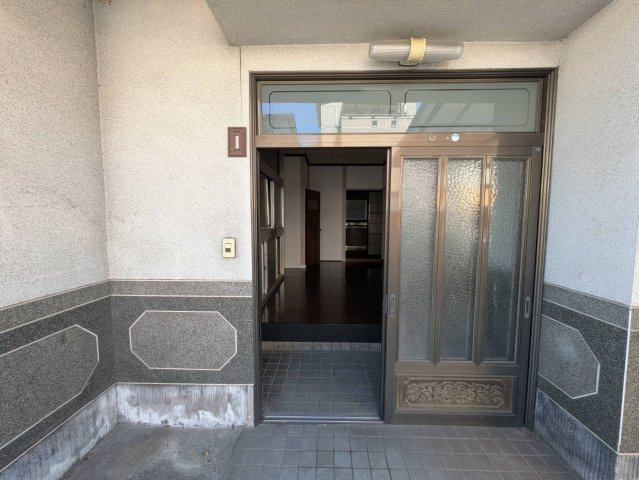 ゆとりあるアプローチが確保された玄関外観。屋根付きのため雨天時でも濡れにくく来客時の出入りも安心です。引き戸タイプの玄関ドアは開閉がしやすく荷物の多い日にも便利。落ち着いた外壁デザインで印象がいいです