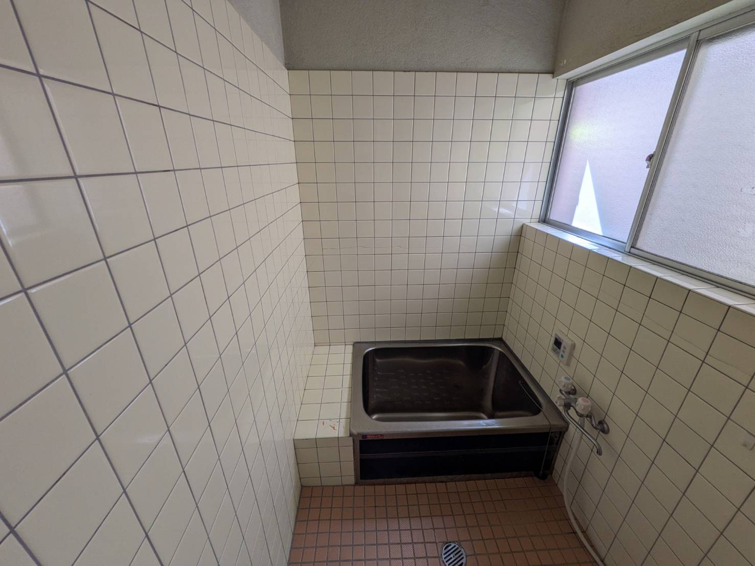 タイル張りで清潔感のある浴室。窓があり自然換気が可能な為湿気対策にも配慮されています。ゆとりのあるスペースで毎日の入浴時間をゆったりとお過ごしいただけます。昔ながらの落ち着いた雰囲気も魅力のひとつです