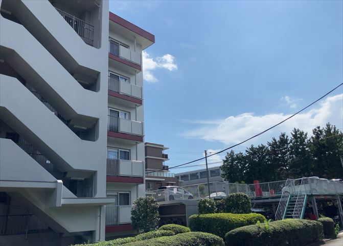 眺望を気にして物件を探す場合、前面に建物が建っていないか現地で確認しましょう！前面に建物があると景色はもちろん、日当たりや風通しにも影響が出てきます。住んだ時のことを想像しながら現地見学をしましょう。