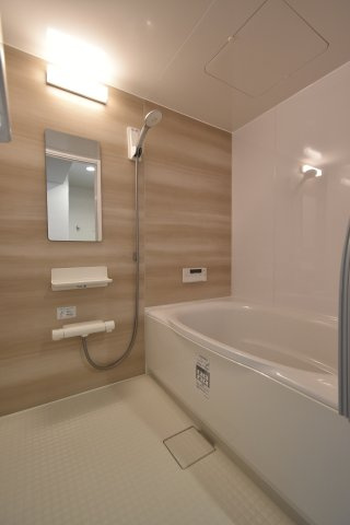 最新のユニットバスに取り替えております♪お掃除ラクラク設計です！水栓は節水機能付き・浴槽はお湯が冷めにくい仕様です♪