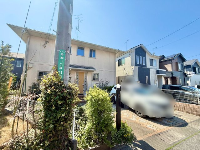 吉川美南駅まで徒歩14分圏内の物件です。平成18年2月築でカースペースもありお庭も広々しています。是非現地ご覧ください♪