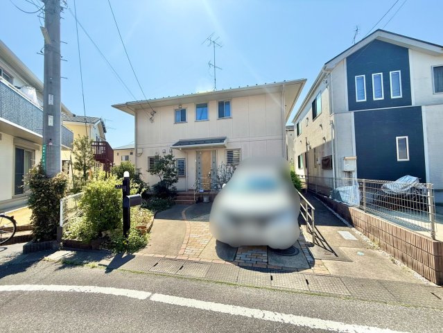 吉川美南駅まで徒歩14分圏内の物件です。平成18年2月築でカースペースもありお庭も広々しています。是非現地ご覧ください♪