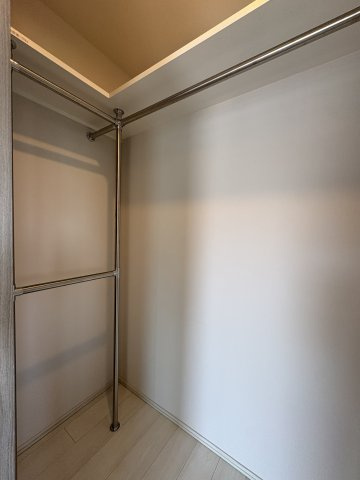洋室には収納力のあるウォークインクロゼット付です。
