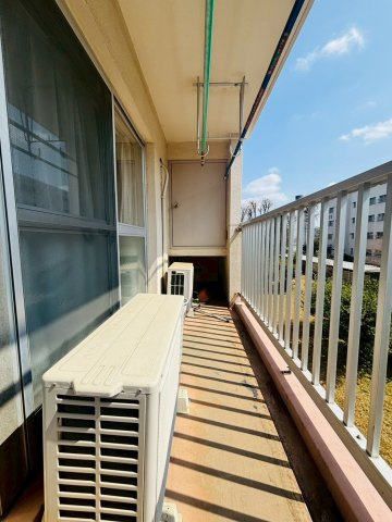 南向きで日当たりが良く洗濯物もよく乾きそうです♪　バルコニー収納があり荷物の多い方も安心です。
