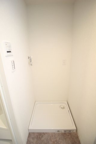 洗濯機置き場は壁内に収まっているため、行き来の邪魔になりません。お風呂のすぐ前のため使い勝手も良好です