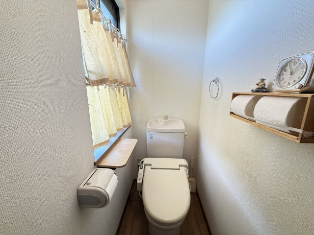 2階にもトイレを設置しており、朝の混雑時や就寝時にも便利な間取りです。窓付きで換気もしやすく、シンプルで使いやすい空間設計です。各階にトイレがあることで生活動線が良く、嬉しい設備仕様となっています。