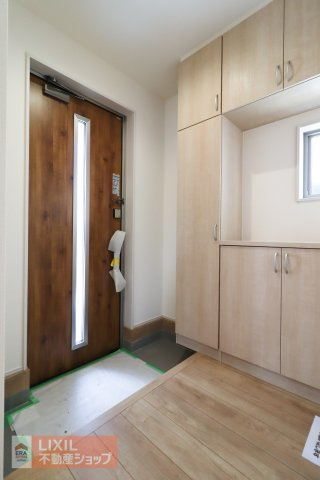 【玄関】ゆったりと明るい玄関がご家族や来客をお出迎え。収納もたっぷりついており、ご家族の靴の収納にも困りません。