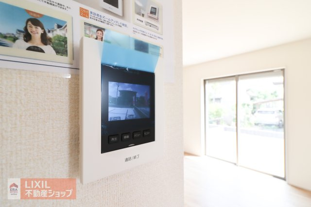 来客の顔が分かるTVモニタドアホン。不在時には、録画もしてくれるのでセキュリティも安心です！しっかりと声も聞こえますので2重で安心ですね！