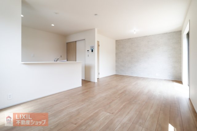 【ダイニング】現地完成写真。家族でくつろげるダイニングです。対面式キッチンでお食事の準備をしながらご家族との会話を楽しめます。