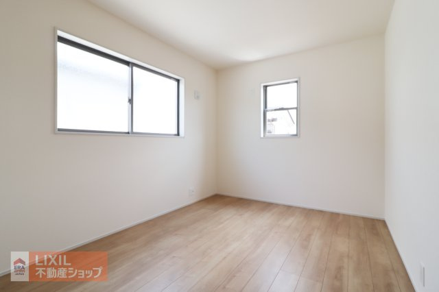 【子供部屋】2階6帖の洋室は子供部屋にいかがでしょうか。収納も付いており衣類や学用品もスッキリ片づけられます。