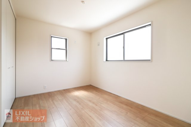 【寝室】2階6帖の寝室。南向きで明るいお部屋となっており、ダブルベッドも置けるのでご夫婦の寝室にピッタリです。