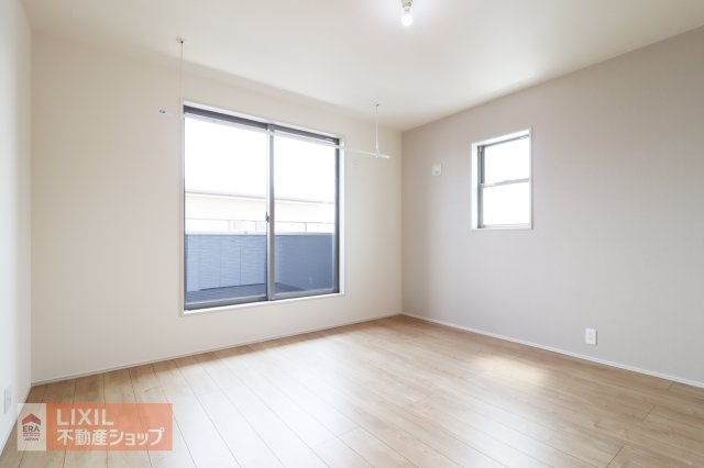 【洋室】2階8帖の洋室は南向きで日当たり、風通しもよく心地よい自分だけの空間に。バルコニーへ直接行けます。