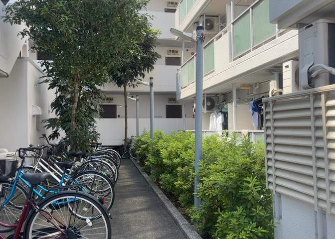 物件によっては、入居者が個人的に使用できる専用庭がついているものもあります。また、住宅の中にある土間の部分を庭と呼ぶこともあります。庭の用途は住む人によって変わり、それによってデザインもさまざまです。