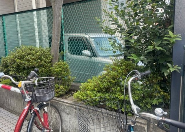 中庭（パティオ）とは、一つの建築物の内部に設けられた、壁などで囲われている庭のことを指します。コの字型、ロの字型が主流ですが、L字型の中庭もあります。最近では、インテリア性の高さからも人気があります。