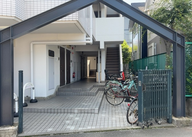 マンションのエントランスには、もともと風よけや防犯の役割がありますが、マンションによって宅配ボックスなどの設備が備わっている所もあります。日々の生活をイメージしながら生活しやすさをチェックしましょう。