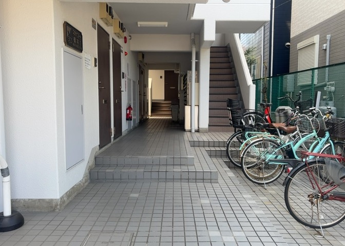ラウンジは、マンションの共用スペースに椅子やテーブルなどを配置した利用者が寛げる空間です。屋内型ラウンジと屋外型ラウンジがあります。共用部分の管理状況と合わせて、詳細については現地でご確認ください。