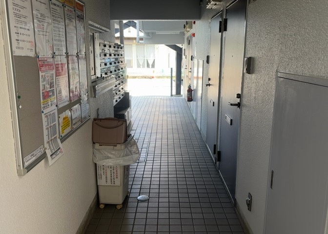 ロビーというと、エントランスと何がちがうの？と思いますよね。実はロビーとエントランスには明確な決まりはありません。物件によっては、エントランスを入って広がるある程度の広さのある空間がロビーとなります。