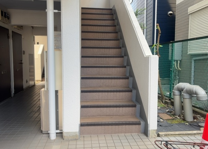 共用部分は、一棟の建物に住む区分所有者全員が共同で所有するとし、共用部分の管理、補修などは、区分所有者で形成される管理組合が行います。個人の判断で勝手に変更することはできませんので覚えておきましょう。