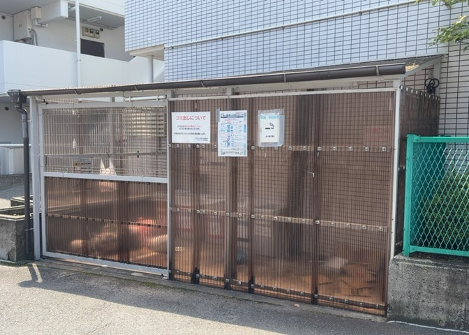共有部分は、住民なら誰もが使える設備のこと。例えば駐車場やエレベーター、インターネット設備、セキュリティ設備などがあります。他にも、マンションの廊下・外部階段やエントランス・ゴミ置き場などがあります。