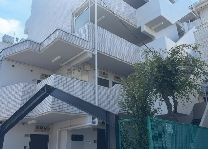 ＲＣ造、Reinforced　Concreteは直訳すると補強されたコンクリートです。主に柱や梁・床・壁が鉄筋とコンクリートで構成おり、鉄筋を組んだ型枠にコンクリートを流し込んで固めたものを指します。