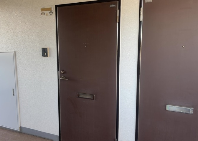 玄関は家の顔でもあり、家族以外の目にも止まる場所です。玄関は外との間を仕切る扉、靴などをしまっておく収納スペース、靴脱ぎのたたきスペース、来客とのやり取りをするドアホンなど複数のアイテムからなります。