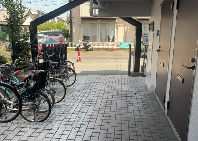 共用部分は、一棟の建物に住む区分所有者全員が共同で所有するとし、共用部分の管理、補修などは、区分所有者で形成される管理組合が行います。個人の判断で勝手に変更することはできませんので覚えておきましょう。