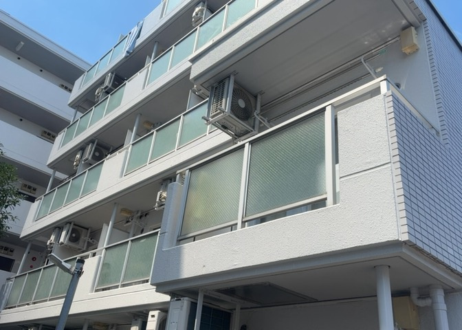 一般的なバルコニーは、奥行1.5ｍ程ですが、ワイルドバルコニーは2ｍまで広がっています。そのため洗濯物の間隔をあけ干すことができ、乾きやすいというメリットや、ガーデニングが楽しめる等の特徴があります。