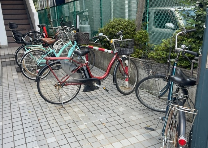 車一台あたりに必要なスペースは、標準サイズの普通自動車で横幅2m50cm、長さ5mは必要になります。ただし、乗降のことも考慮して横幅3m30cm、長さ5m50cmほどは確保できるところを選びましょう。