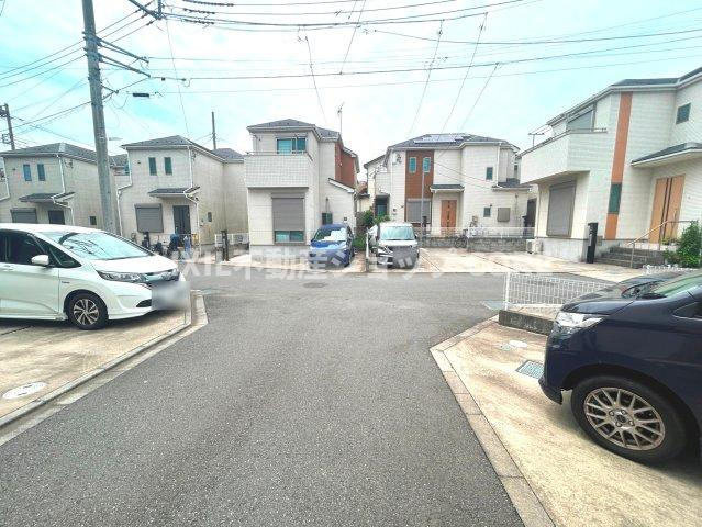 前面道路は閑静な住宅地をはしる車通りの少ない道路。お車の出し入れが苦手なママや小さなお子様にも安心　