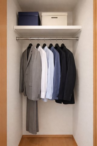 ハンガーパイプ付きで衣類をすっきり収納できるクローゼット。上部棚も備わっており、季節物や小物類の整理にも便利です。使い勝手の良いシンプルな設計で、日々の収納を快適にサポートします。収納力も十分です。