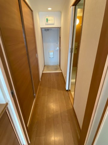 リビングから玄関方向を望みます。床および建具が落ち着いた色調で高級感があります。