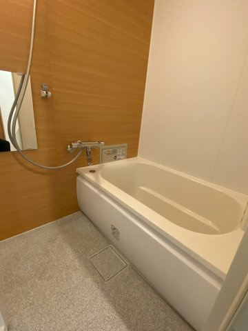一日の疲れを癒す浴室は落ち着きと清潔感があります。追炊き機能付きです。