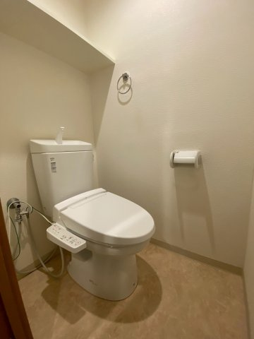 清潔感のあるトイレは温水洗浄暖房便座機能付きです。
