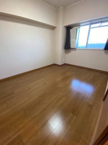 北西向きですが採光がとてもよく明るい室内です。
