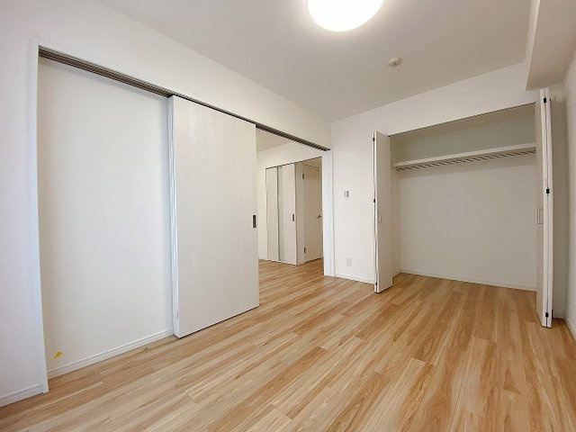 洋室6.0帖（間取り図上側右）のお部屋です。十分な広さがあり、ベッドやデスクなどの家具も余裕を持って配置できます。プライベートな時間をゆったりと過ごせる居心地の良い空間です。