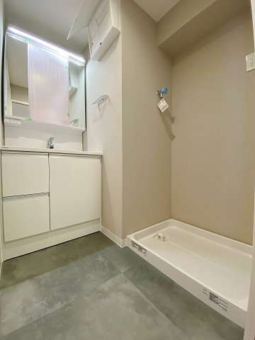 ゆとりのある広さを備えた脱衣所スペースです。脱衣カゴやランドリーラックなども無理なく配置でき、脱衣や着替えも窮屈感なく快適に行うことができます。使いやすさに配慮された設計です。