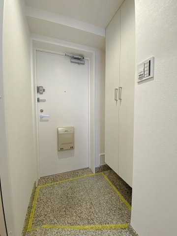 清潔感溢れる玄関エリアです。家族全員の靴をすっきり収められる収納力のあるシューズボックスを備えており、いつでもすっきりと整理された綺麗な玄関でお客様をお出迎えできます。