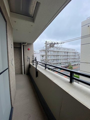 バルコニー面積は6.35？ございます。日当たりや風通しが良好で、洗濯物や布団もしっかり乾きます。開放的な空間で青空を眺めながら心地よいリフレッシュタイムをお過ごしいただけます。