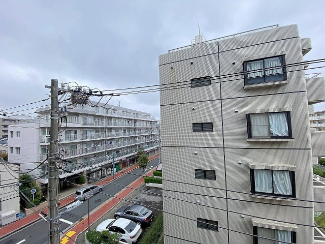 前面に遮るものがなく広がる開放的な眺望が魅力です。心地よい風と豊かな陽光を感じながら、開放感あふれる景色を日常的にお楽しみいただけます。夜には綺麗な夜景も堪能できます。