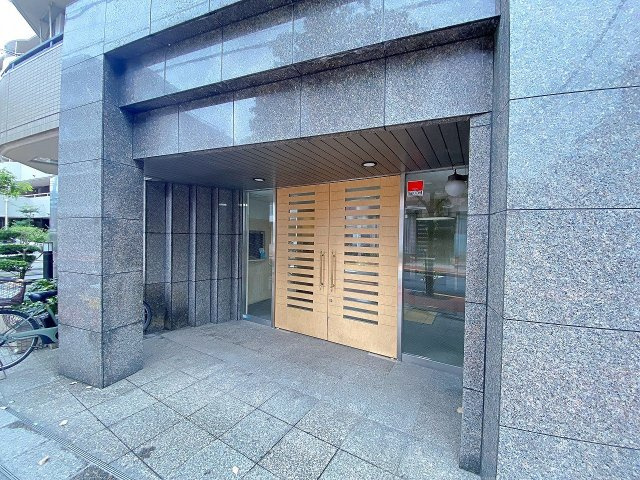 アプローチから洗練された印象を与えるエントランスの入口部分です。綺麗に整備・清掃されており、住まう方や訪れるゲストを温かく迎え入れます。管理体制の良さを実感できる安心感のある共用部です。