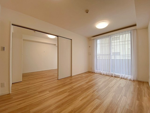 別角度から撮影したリビングダイニングの様子です。お部屋全体の奥行きや採光の入り具合をご確認いただけます。家具の配置イメージも湧きやすく、開放感あふれる空間設計となっております。