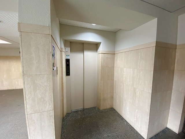 綺麗に管理された共用部分のエレベーターです。重い荷物を持っている時やベビーカーでの移動時にもスムーズに各階へ移動できます。日常の昇降作業を快適にサポートする便利な共用設備です。